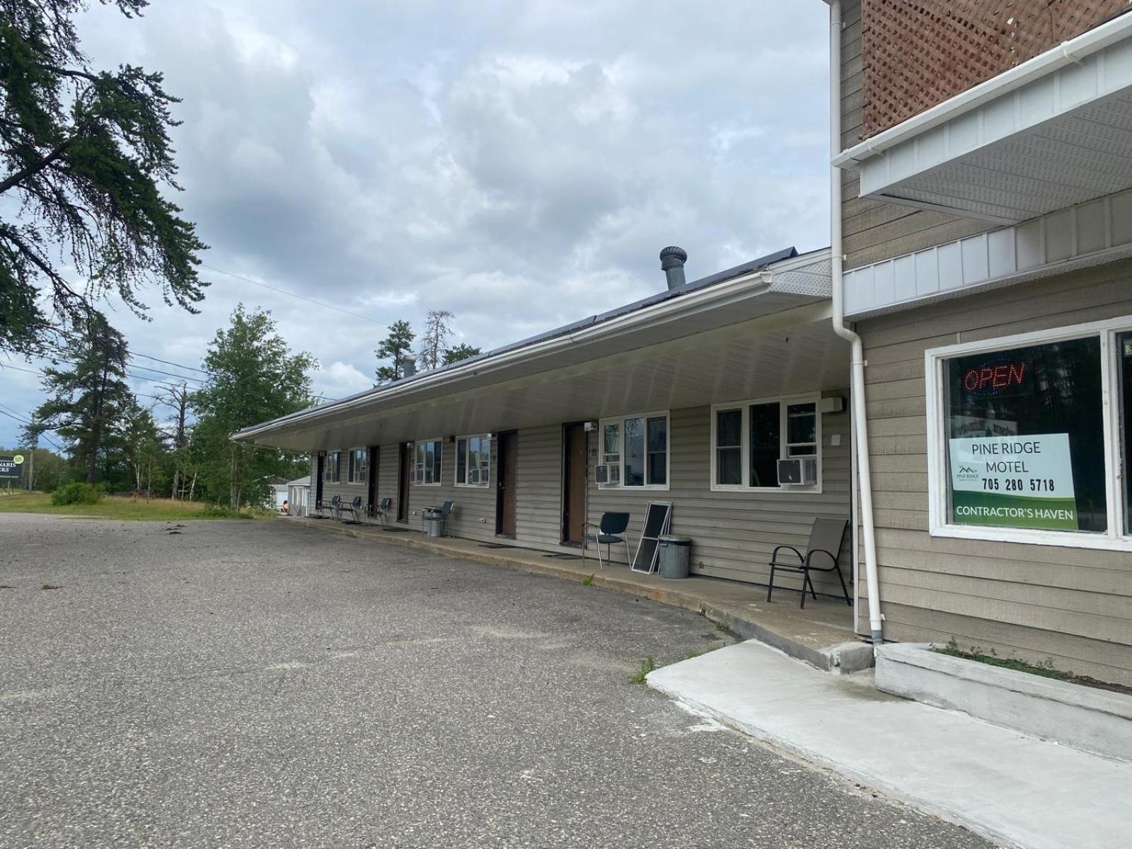 Pine Ridge Motel 蒂明斯 外观 照片